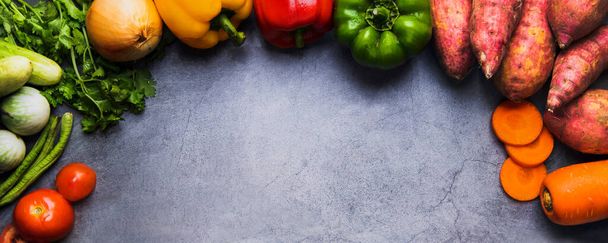 Horizontale natürliche Ernährung und frisches Gemüse auf dunklem Zementboden Hintergrund sauberes Ernährungskonzept und gute gesunde Mahlzeit für die Speisekarte - Foto, Bild