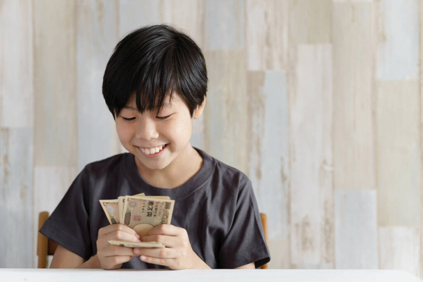 Benefícios do Japão: 100.000 ienes, dinheiro, crianças
. - Foto, Imagem