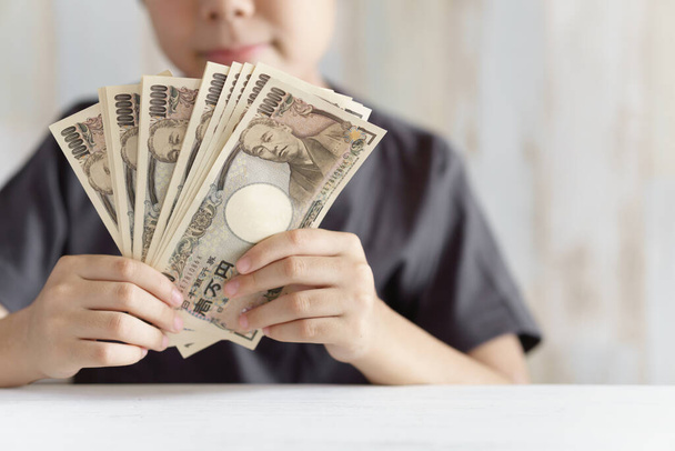 Benefícios do Japão: 100.000 ienes, dinheiro, crianças
. - Foto, Imagem
