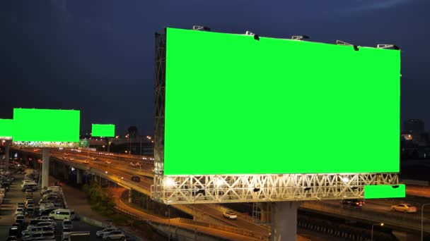 Zöld képernyő reklám hirdetőtábla autópályán alatt az alkonyat város háttér Bangkokban, Thaiföldön. - Felvétel, videó