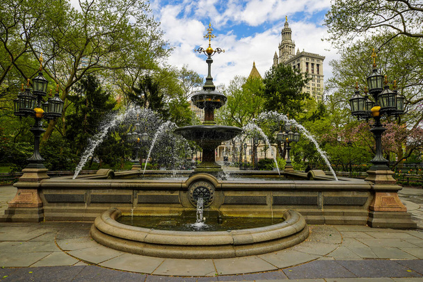 NEW YORK - 4 MAI 2020 : Fontaine City Hall Park à Manhattan. La première fontaine décorative aux États-Unis a été dédiée à City Hall Park, à New York, en 1842
. - Photo, image