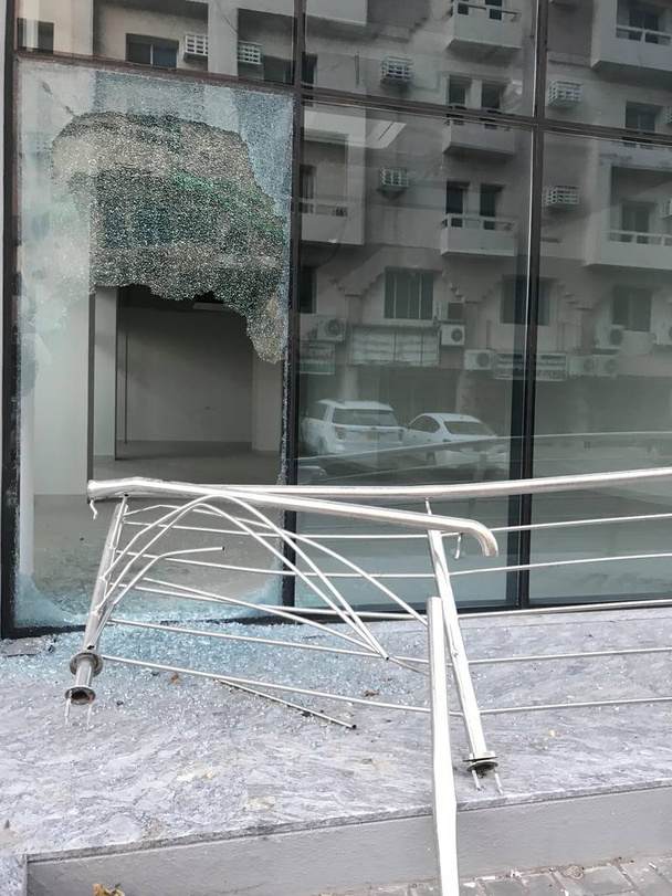Valaki eltörte az edzett üveg válaszfalat és a rozsdamentes acél kapaszkodót, mert ellopta a cuccokat egy kereskedelmi bevásárlóközpontból. - Fotó, kép