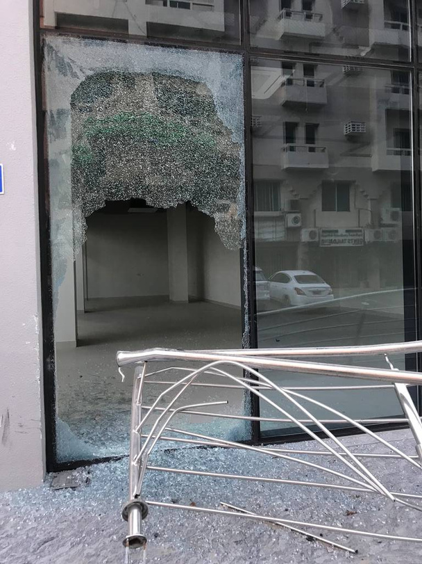 Κάποιος έσπασε σκληρυμένο γυαλί χώρισμα και ανοξείδωτο χάλυβα χειρολισθήρα για την κλοπή των πραγμάτων από ένα εμπορικό κέντρο - Φωτογραφία, εικόνα