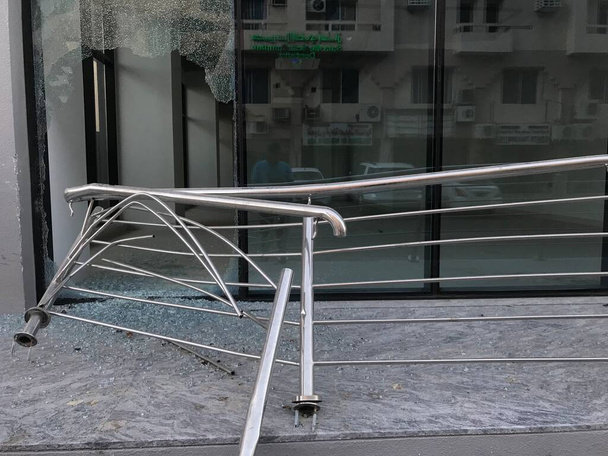Alguien rompió la partición de vidrio templado y pasamanos de acero inoxidable para robar las cosas de un centro comercial
 - Foto, imagen