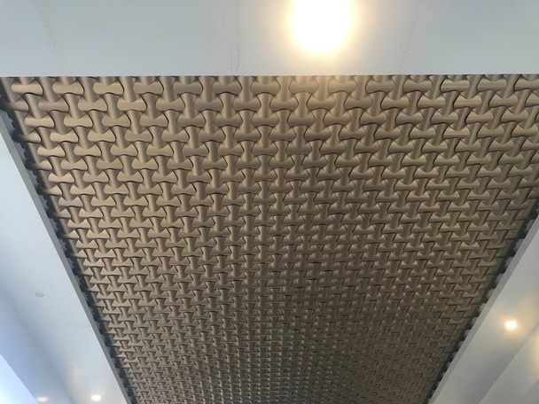 sádrovec falešný design stropu se zlatou kovovou barvou dekorativní střešní panel pro vstup do hotelového portika - Fotografie, Obrázek