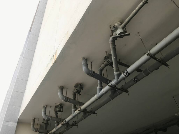 Impianti idraulici in PVC per servizi igienici e bagno costruiti sotto la lastra di cemento con raccordi come gomiti T accoppiatore ecc
 - Foto, immagini