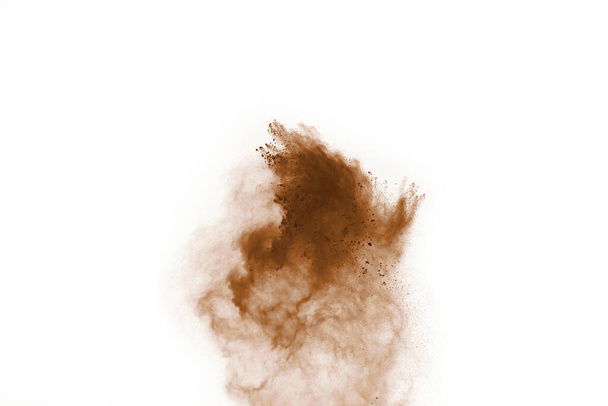 Вибух кави ізольовано на білому тлі. Вибух коричневого порошку, ізольовано на білому тлі
. - Фото, зображення