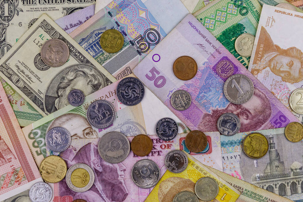 A különböző országokból származó bankjegyek és érmék háttere - Fotó, kép