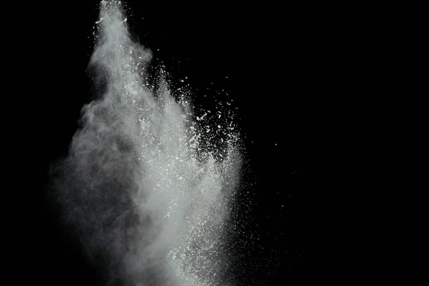 έκρηξη λευκής σκόνης που απομονώνεται σε μαύρο φόντο. - Φωτογραφία, εικόνα