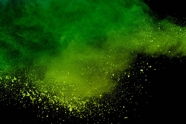 grüne Pulverexplosion isoliert auf schwarzem Hintergrund. Farbige Staubspritzer isoliert. - Foto, Bild