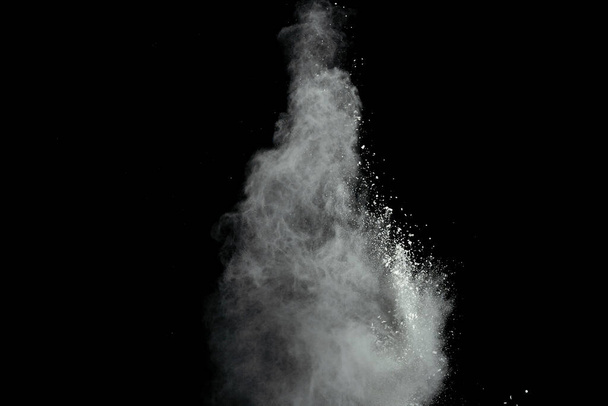 Explosión de polvo blanco aislado sobre fondo negro. - Foto, Imagen