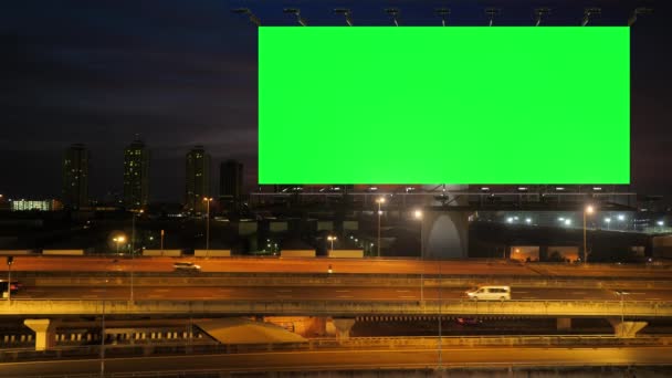 Πράσινη οθόνη διαφημιστική πινακίδα στην ταχείας κυκλοφορίας κατά τη διάρκεια του λυκόφωτος με φόντο την πόλη στην Μπανγκόκ, Ταϊλάνδη. - Πλάνα, βίντεο