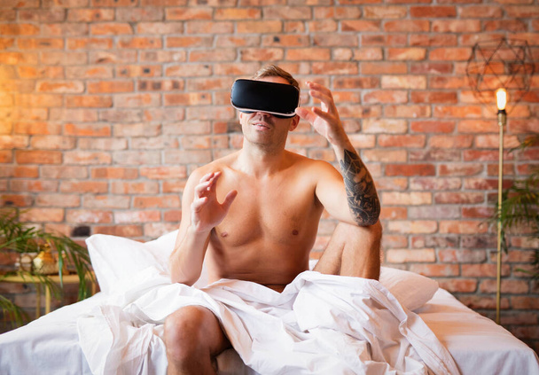 Homem usando óculos de realidade virtual
 - Foto, Imagem
