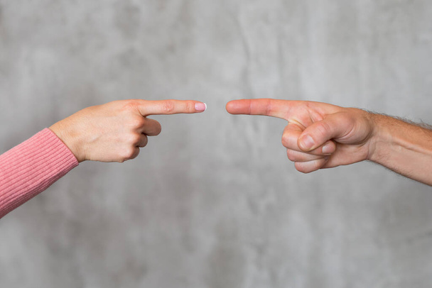 Dedos de homem e mulher apontando um para o outro
 - Foto, Imagem