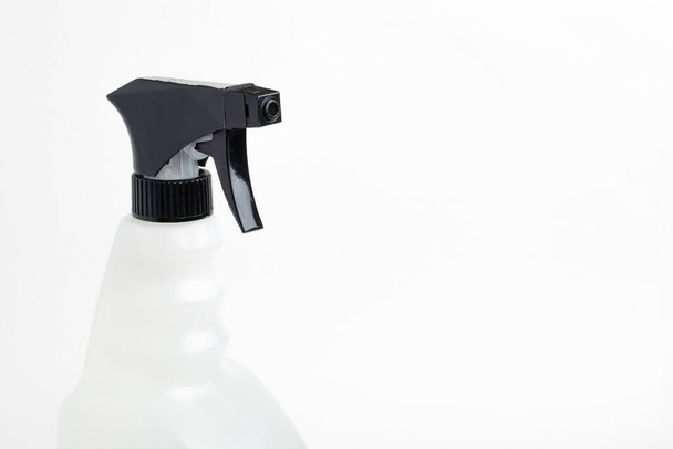  白を基調とした黒と白の液体スプレープラスチック製ディスペンサーボトルの上部のクローズアップ. - 写真・画像