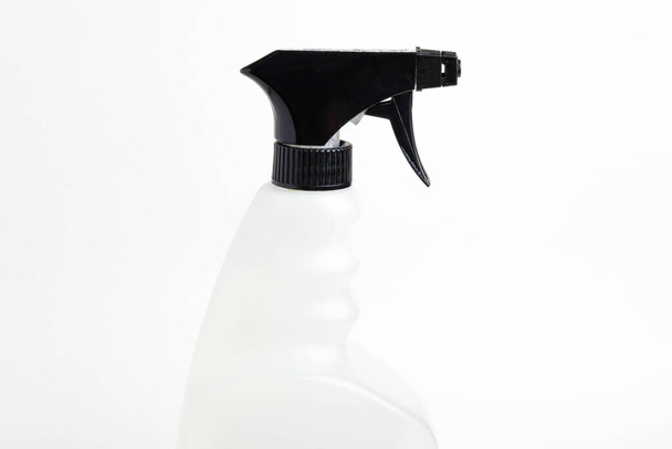  Zbliżenie górnej części butelki z czarno-białego plastikowego dozownika z ciekłym sprayem na białym tle. - Zdjęcie, obraz