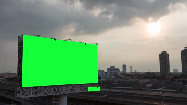 Time lapse Groen scherm van reclame billboard op de snelweg tijdens de zonsondergang met stad achtergrond in Bangkok, Thailand. - Video