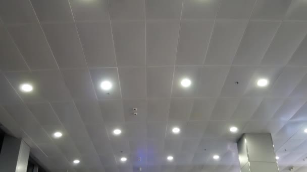 Las bombillas brillan intensamente en el techo blanco
 - Imágenes, Vídeo