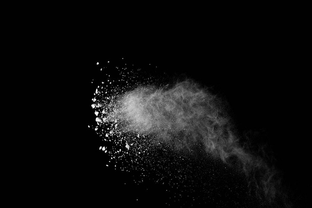 Movimento di congelamento di polvere di colore bianco che esplode su sfondo nero
. - Foto, immagini