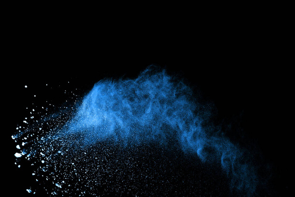 Взрыв голубой пыли на черном фоне. Замораживание движения цветного порошка всплеска
. - Фото, изображение
