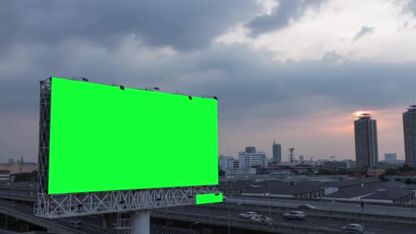 Time lapse Groen scherm van reclame billboard op de snelweg tijdens de zonsondergang met stad achtergrond in Bangkok, Thailand. - Video