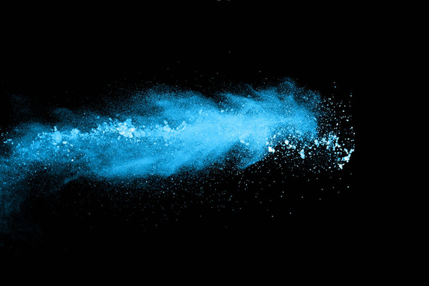 Esplosione di polvere blu su sfondo nero. Movimento di congelamento di spruzzi di polvere di colore
. - Foto, immagini