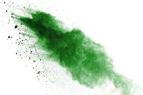 Freeze beweging van groen poeder exploderen op witte achtergrond. - Foto, afbeelding