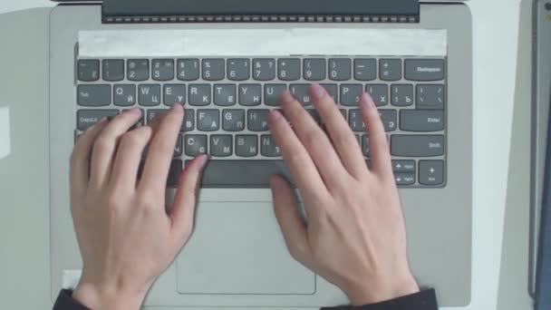 Muž píše na klávesnici notebooku. Horní pohled - Záběry, video