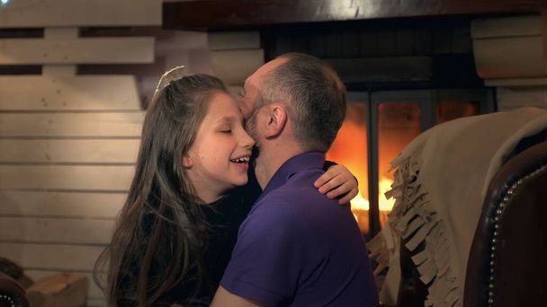Закрыть отца со своей милой маленькой девочкой, весело проводящей вечер дома
 - Фото, изображение