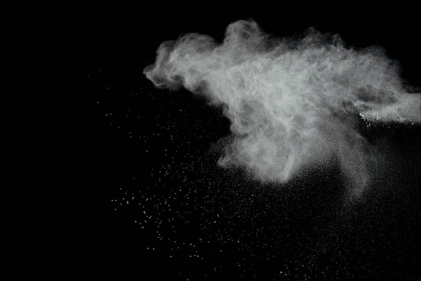 biały proszek wybuch izolowany na czarnym tle - Zdjęcie, obraz
