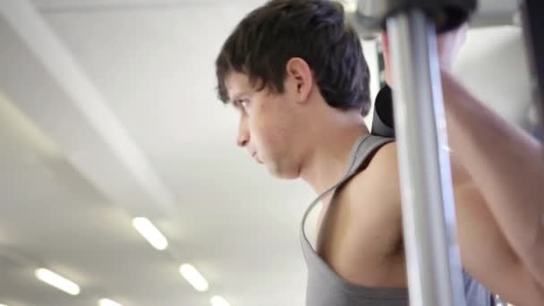 szkolenia fitness club, siłownia i sportowe aktywności osób 13of27 - Materiał filmowy, wideo