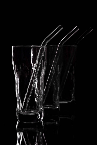 Силует питного скла на чорному тлі. Порожній скляний силует ізольовано на темному фоні
 - Фото, зображення