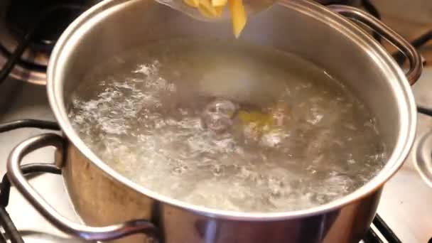 Italian Pasta in boiling water in the pan in the kitchen - Filmagem, Vídeo