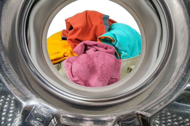 Vue de blanchisserie colorée donnant sur l'intérieur de la machine à laver
 - Photo, image