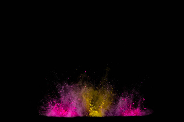 Explosion de poudre colorée sur fond noir. Nuage coloré. La poussière colorée explose. Peinture Holi
. - Photo, image