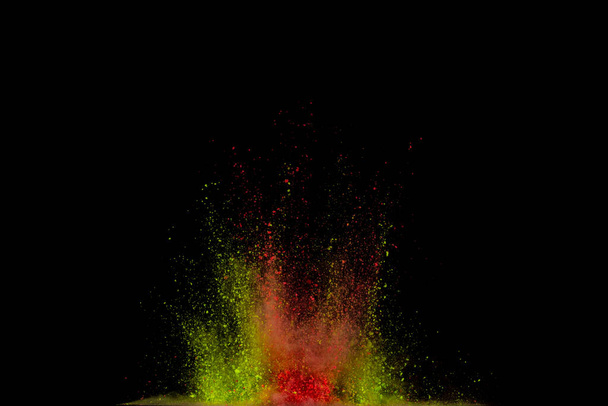 Eksplozja kolorowego proszku. Streszczenie pyłu z bliska na tle. Kolorowy wybuch. Kwas malarski - Zdjęcie, obraz