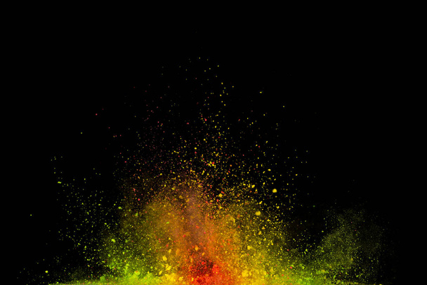 Gekleurde kruitexplosie. Abstract close-up stof op de achtergrond. Kleurrijke ontploffen. Verfhol - Foto, afbeelding