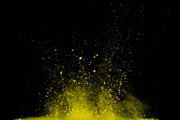 Polvere gialla isolata su fondo nero
. - Foto, immagini