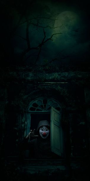 Страшный злой клоун носить куртку, стоя в древнем здании окна над мертвым деревом, птицы, полная луна и жуткое облачное небо, Хэллоуин загадочная концепция
 - Фото, изображение