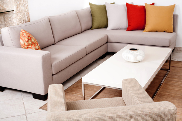 Sofa-Set mit farbigen Kissen - Foto, Bild
