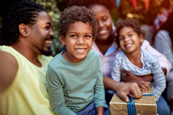 spontaani vaakasuora muotokuva afroamerikkalaisesta perheestä, jonka pikkupoika on tarkkana. Togetherness-käsite
 - Valokuva, kuva