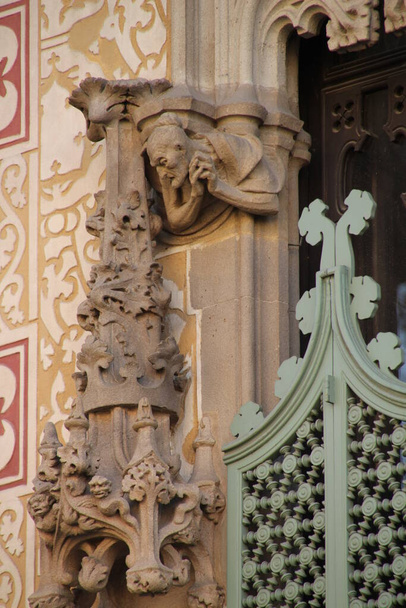 Edificio clásico en la ciudad de Barcelona
 - Foto, Imagen