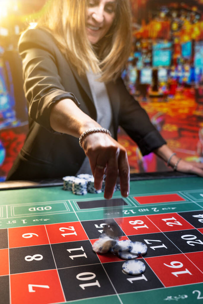 Woman playing roulette at the casino - Shallow depth of field - Foto, Bild