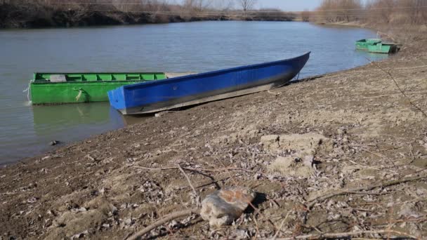 Tamis nehrinin kıyısında tekneler - Video, Çekim