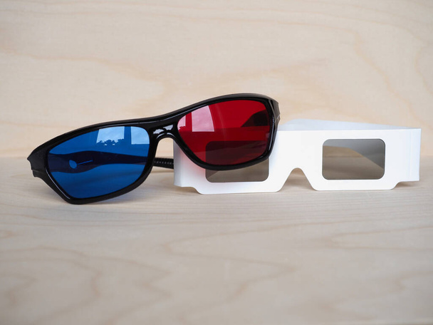 κόκκινο και μπλε, και μιας χρήσης παθητικό χαρτί πολωμένα γυαλιά για 3D ταινία - Φωτογραφία, εικόνα