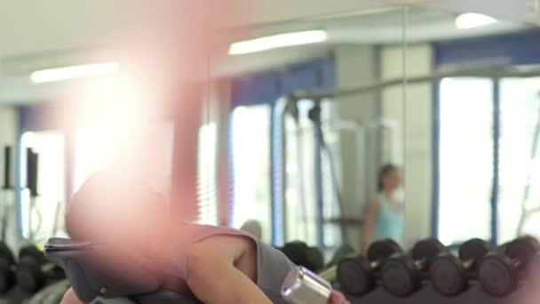 14von27 Personen, die in Fitnessclub, Fitnessstudio und Sportaktivität trainieren - Filmmaterial, Video