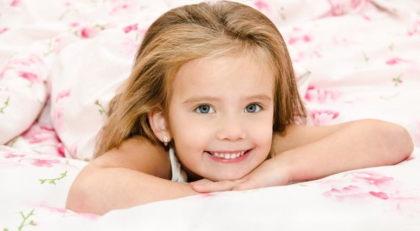 Adorable smiling little girl waked up - Zdjęcie, obraz