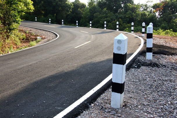 kamenné sloupy zabránit nehodám na silnici zakřivené. - Fotografie, Obrázek