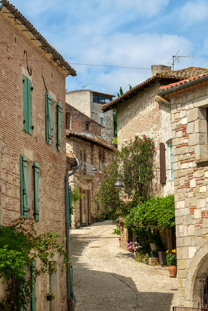 Ortaçağ Penne d 'Agenaise kasabasındaki dar sokaklar ve pitoresk binalar, Lot-et-Garonne, Fransa. - Fotoğraf, Görsel