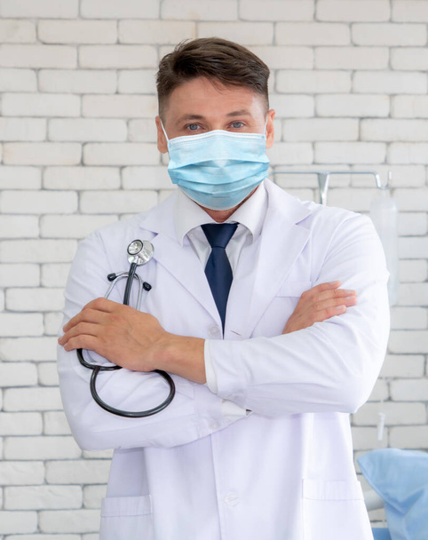 Лікар носить маску для обличчя в лікарні, захищається від коронавірусної хвороби або COVID-19. Медичні працівники мають високий ризик зараження від коронавірусної хвороби або COVID-19
. - Фото, зображення